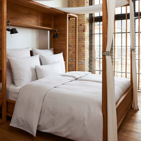 Schön aufgebettetes Bett mit Bettwsche Mimi in Beige - pflegeleichte Bettwäsche für Gastronomie