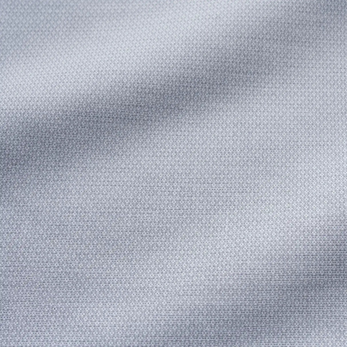 Detailaufnahme der grauen Bettwäsche Mimi - hochwertiges Muster für exklusive Hotelbettwäsche