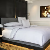 Aufgebettetes Bett mit Bettwäsche Mimi in Grau - modernes Design für stilvolle Hotelzimmer & Suiten