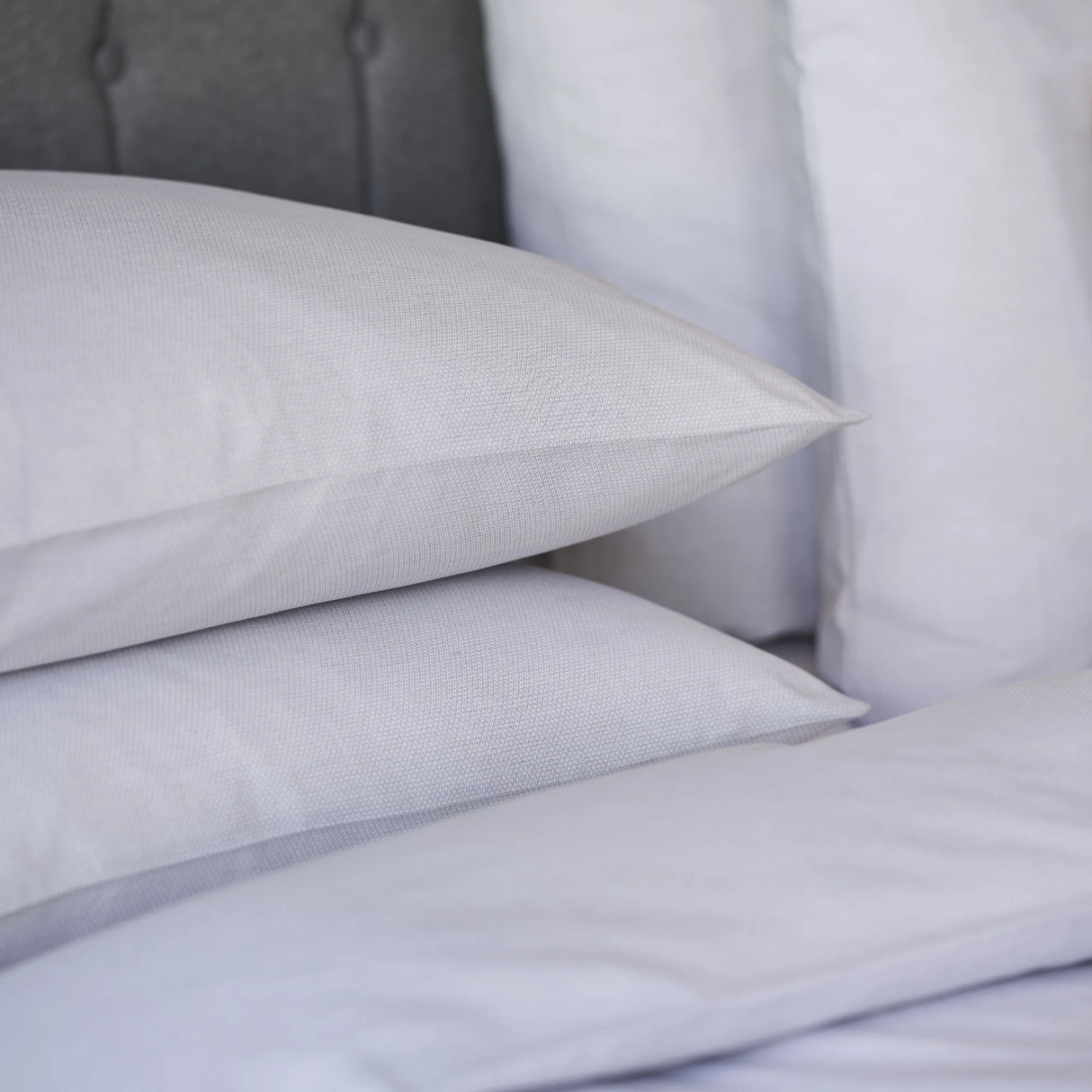 Detailansicht der grauen Bettwäsche Mimi - exklusive Hotelqualität mit feiner, langlebiger Struktur