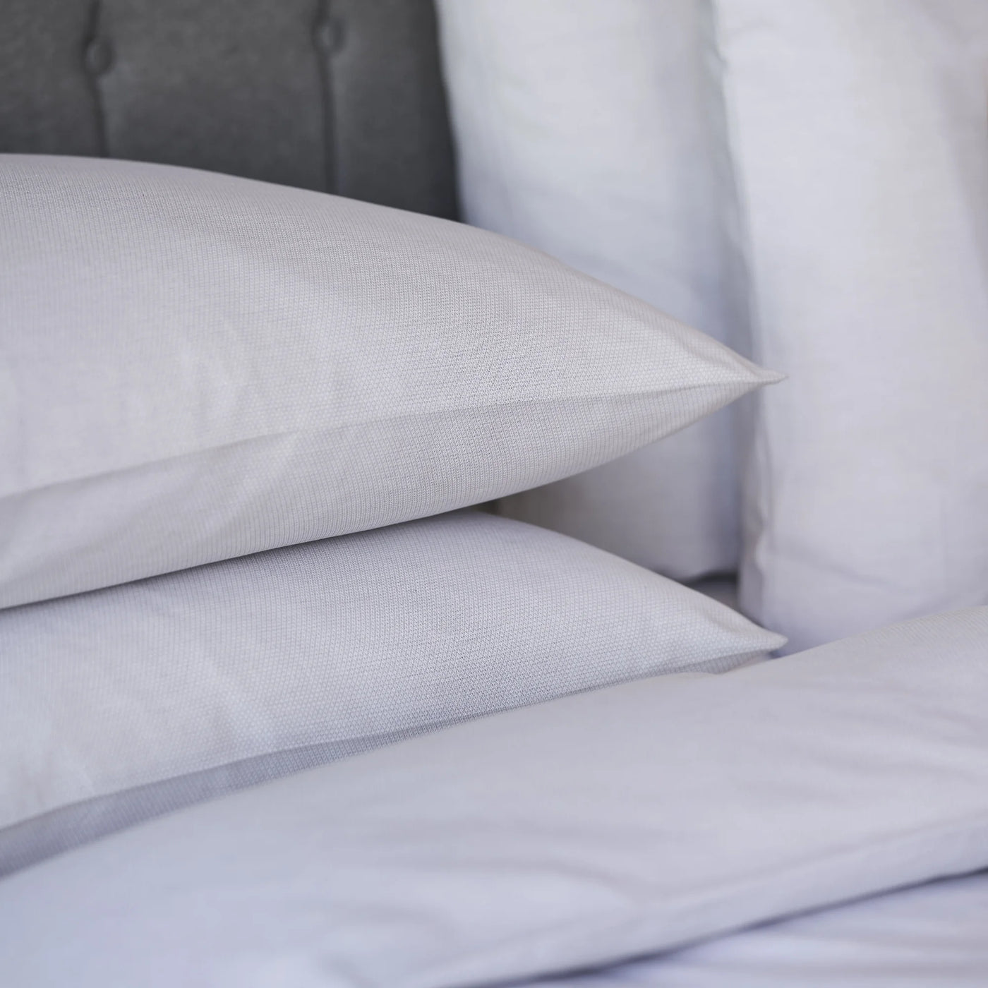 Detailansicht der grauen Bettwäsche Mimi - exklusive Hotelqualität mit feiner, langlebiger Struktur