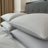 Modern eingerichtetes Zimmer mit Bettwäsche Mimi in Grau - stilvolle, pflegeleichte Hotelwäsche