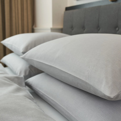 Modern eingerichtetes Zimmer mit Bettwäsche Mimi in Grau - stilvolle, pflegeleichte Hotelwäsche