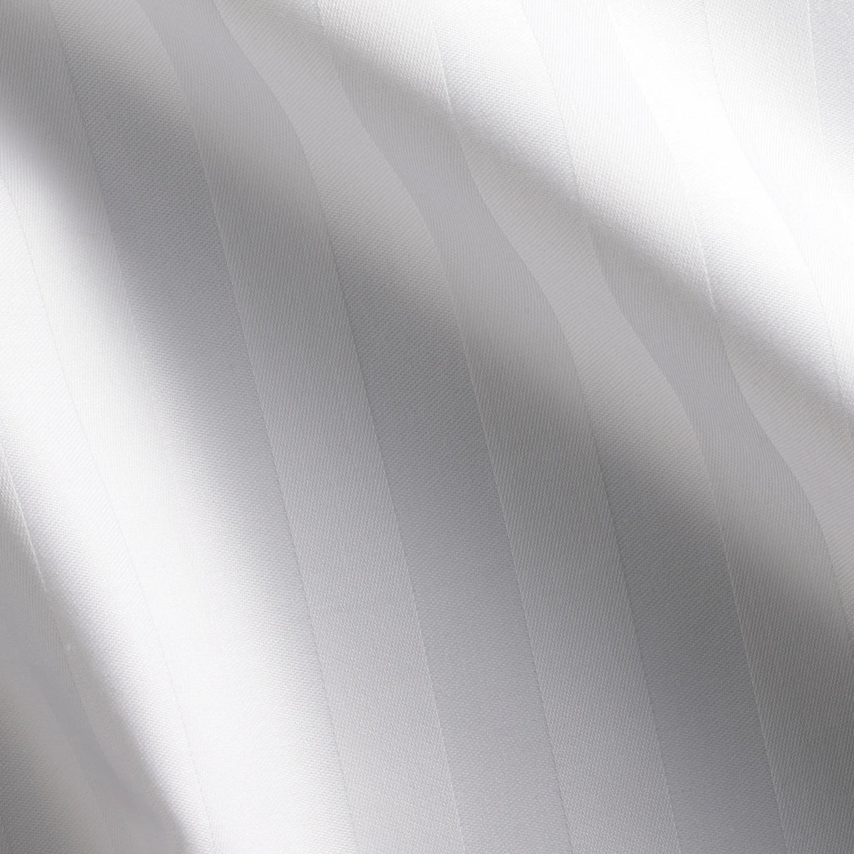 Detailaufnahme der Bettwäsche Opera - edle, breit gestreifte Hotelqualität mit seidigem Schimmer