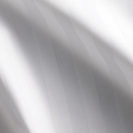 Detailaufnahme der Bettwäsche Opera - edle, breit gestreifte Hotelqualität mit seidigem Schimmer