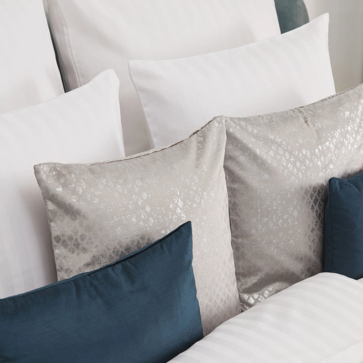 Aufgebettete Kissen mit Bettwäsche Opera - exklusive Hotelbettwäsche mit luxuriösem Glanz