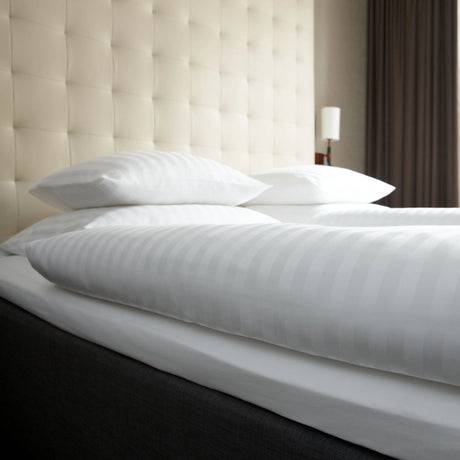 Detailansicht der aufgebetteten Bettwäsche Opera - hochwertiges, breit gestreiftes Design mit Glanz