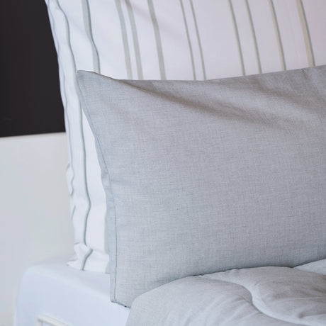 Detailaufnahme eines Kissens mit grüner Bettwäsche - frischer Look für moderne Unterkünfte