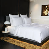 Aufgebettetes Hotelbett mit Bettwäsche Sound - elegante, langlebige Bettwäsche für Premium-Hotels