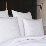 Detailansicht aufgebetteter Kissen mit Bettwäsche Sound - luxuriöse, pflegeleichte Hotelbettwäsche