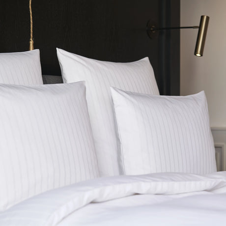 Detailansicht aufgebetteter Kissen mit Bettwäsche Sound - luxuriöse, pflegeleichte Hotelbettwäsche