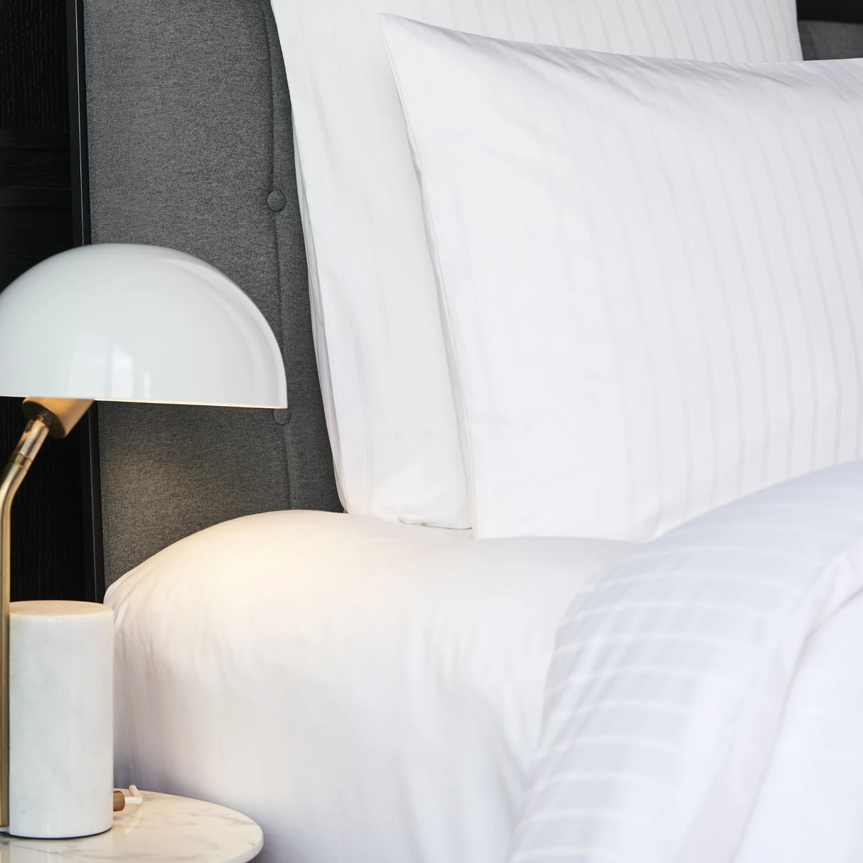 Weiße Kissen mit Bettwäsche Sound - hochwertiges, edles Streifendesign für stilvolle Hotelzimmer