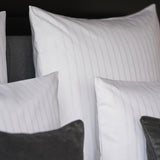 Stilvolle Nahaufnahme der Bettwäsche Sound - Premium-Hotelqualität mit eleganter Streifenstruktur