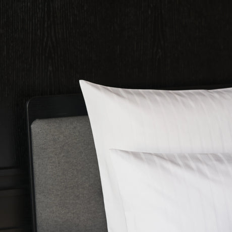 Detailansicht der Bettwäsche Sound von Velvetana - Streifenmuster mit edlem Look für Hotels