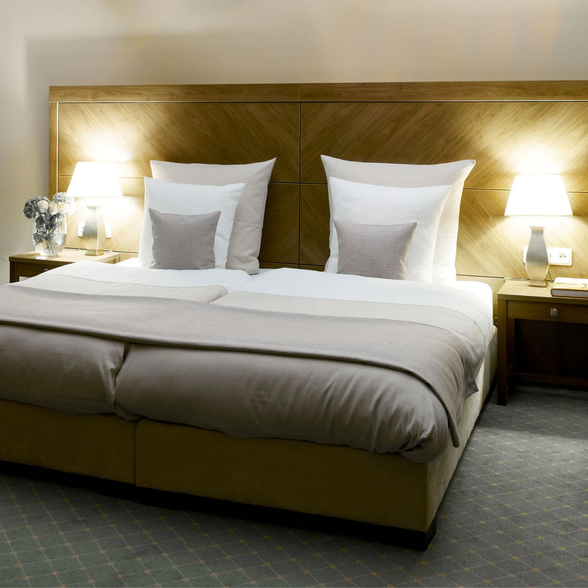 Bettwäsche Verdi Beige mit weißem Einsatz - schickes, modernes Design für Hotels & Ferienwohnungen