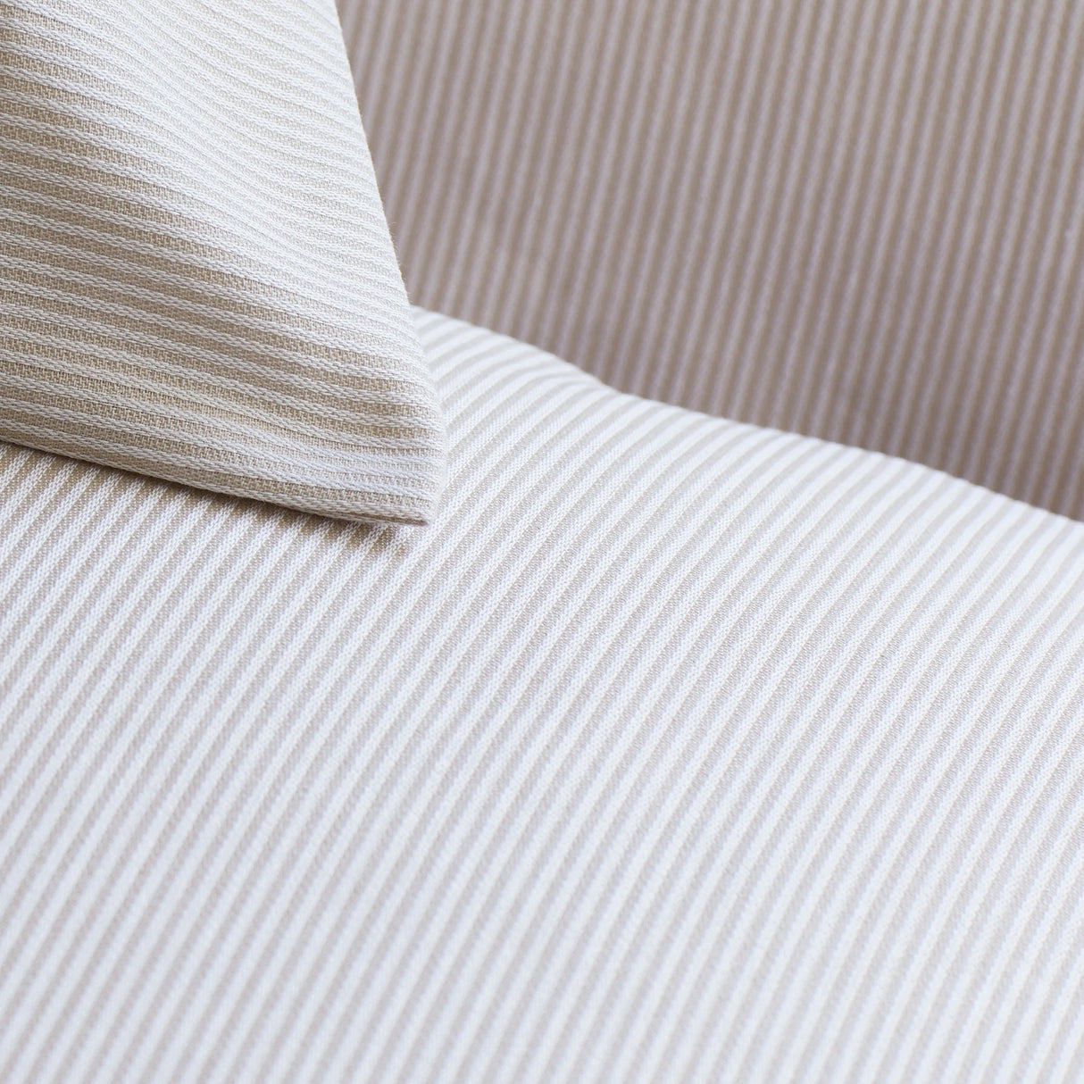 Detailaufnahme des beigen Stoffes mit feinem Streifendesign - Premium-Qualität