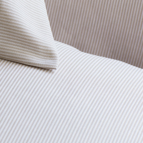 Detailaufnahme des beigen Stoffes mit feinem Streifendesign - Premium-Qualität