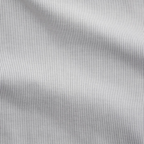 Detailaufnahme der grauen Bettwäsche Verdi - hochwertiger Stoff mit feinem Streifenmuster
