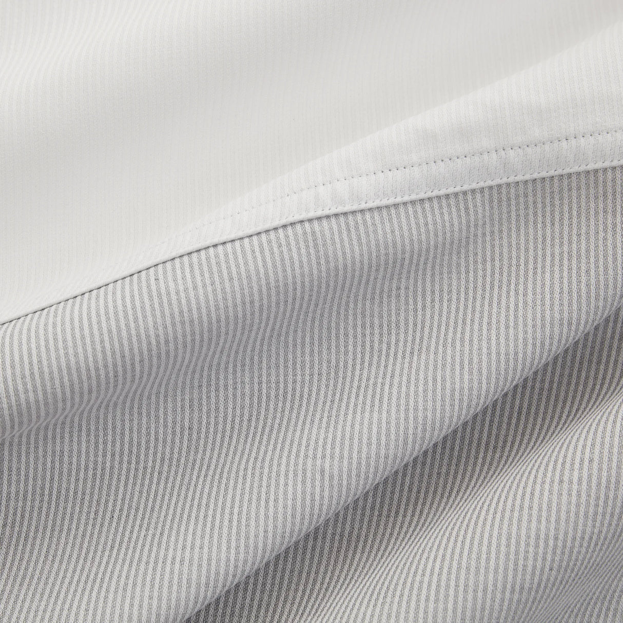 Grauer Deckenbezug mit weiße Einsatz - stilvolle Hotelbettwäsche in Premium-Qualität von Velvetana