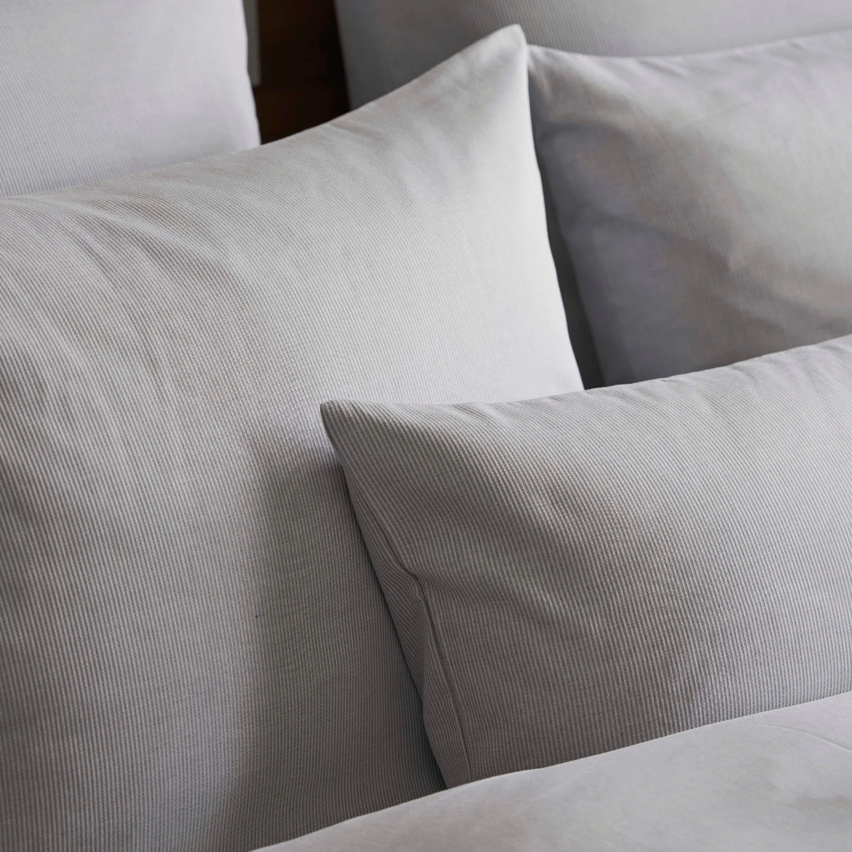 Aufgebettetes Bett mit grauer Bettwäsche Verdi - modernes, edles Design für Hotels & Ferienwohnungen