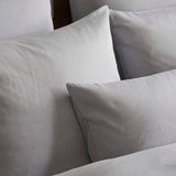 Aufgebettetes Bett mit grauer Bettwäsche Verdi - modernes, edles Design für Hotels & Ferienwohnungen