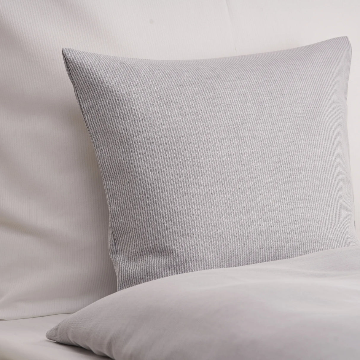 Stilvolle graue Bettwäsche mit feinem Streifenmuster - luxuriöse Hotelqualität für moderne Zimmer