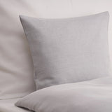 Stilvolle graue Bettwäsche mit feinem Streifenmuster - luxuriöse Hotelqualität für moderne Zimmer