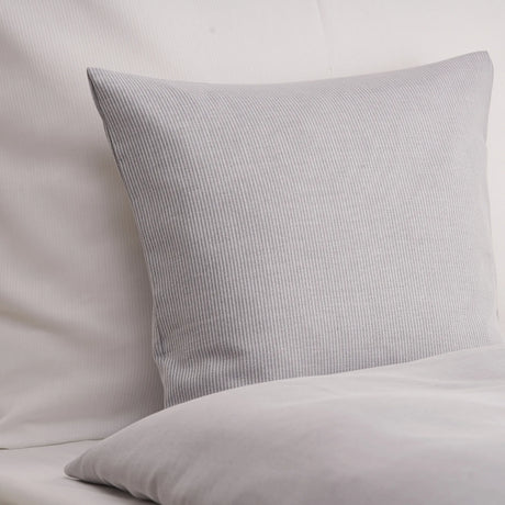 Stilvolle graue Bettwäsche mit feinem Streifenmuster - luxuriöse Hotelqualität für moderne Zimmer