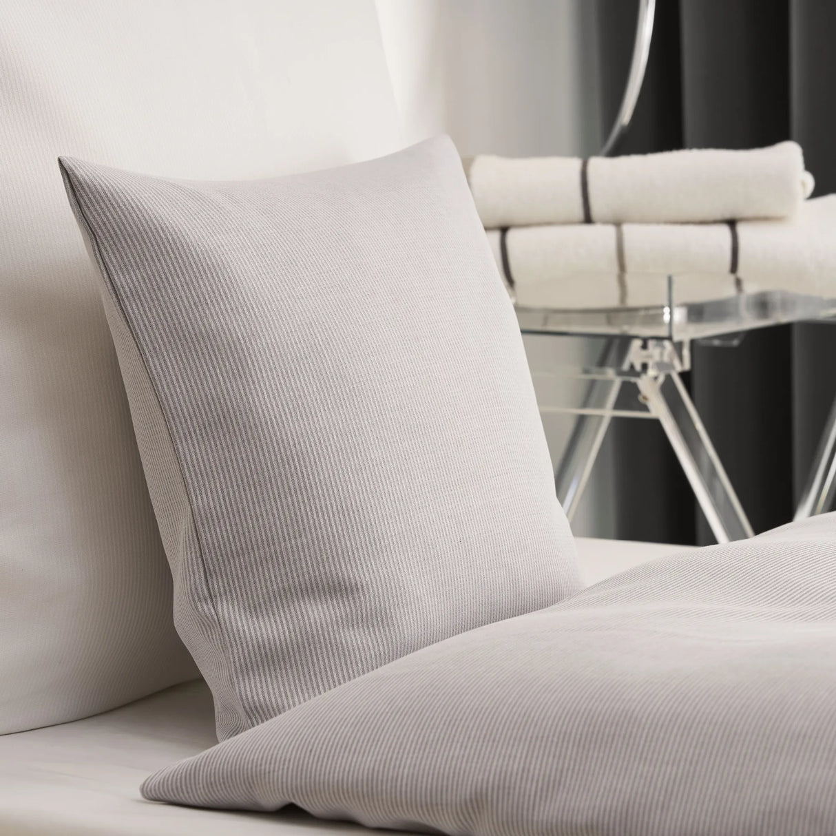 Schöne graue Bettbezüge - dezentes, zeitloses Design mit hochwertiger Verarbeitung bei Velvetana