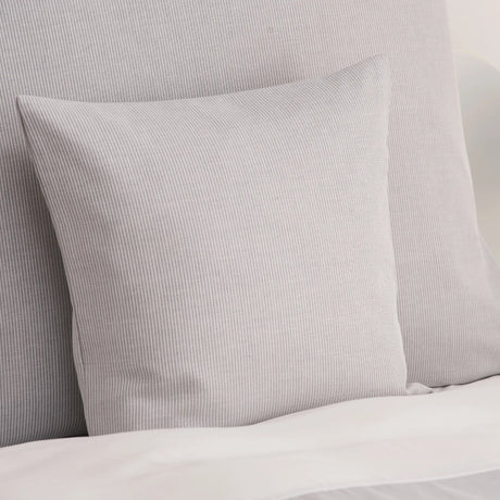 Hochwertige Bettwäsche mit edlem Look in Grau für moderne Unterkünfte