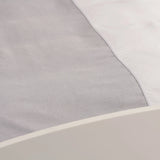 Detailaufnahme des weißen Einsatzes beim grauen Deckenbezug - edle, hochwertige Bettwäsche