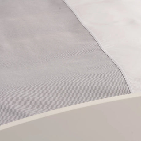 Detailaufnahme des weißen Einsatzes beim grauen Deckenbezug - edle, hochwertige Bettwäsche