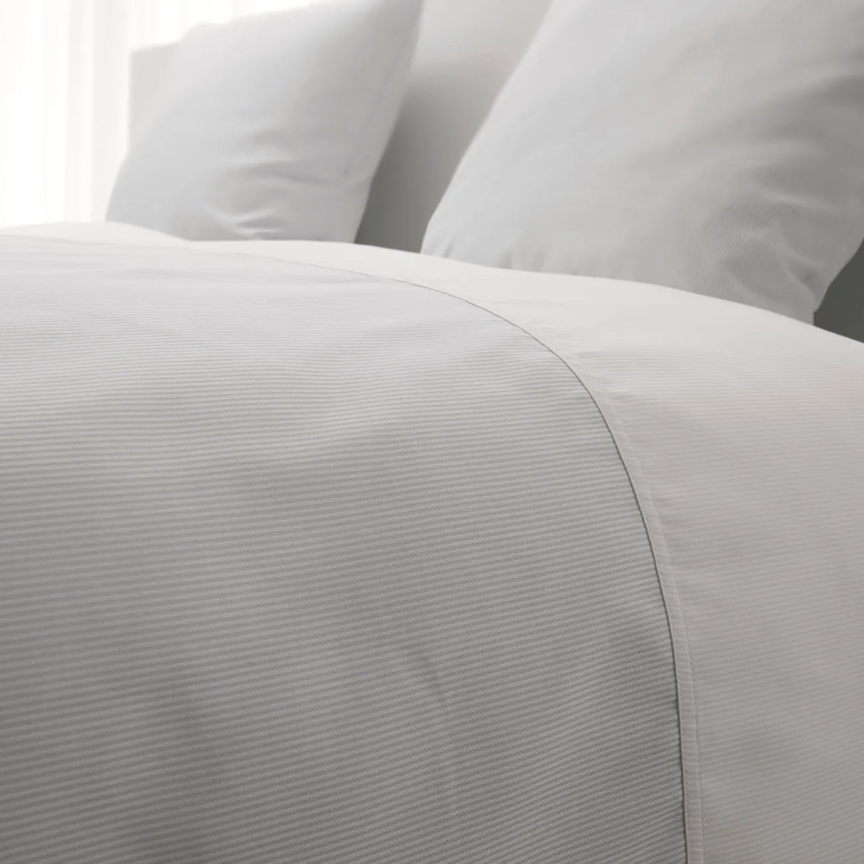 Hochwertige Bettwäsche in grau/weiß für Hotel & Apartment