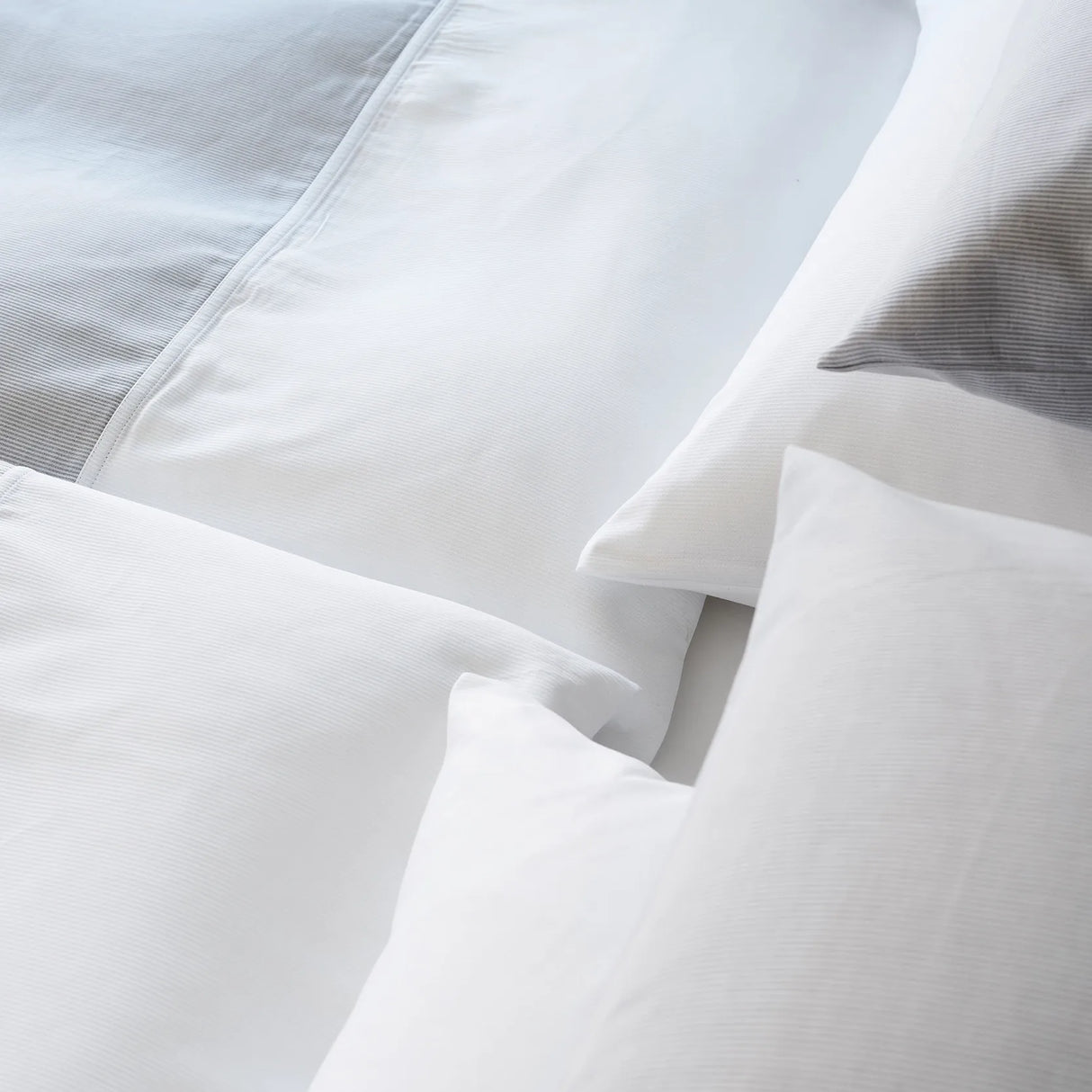 Pflegeleichte grau/weiße Bettbezüge & Kissenbezüge
