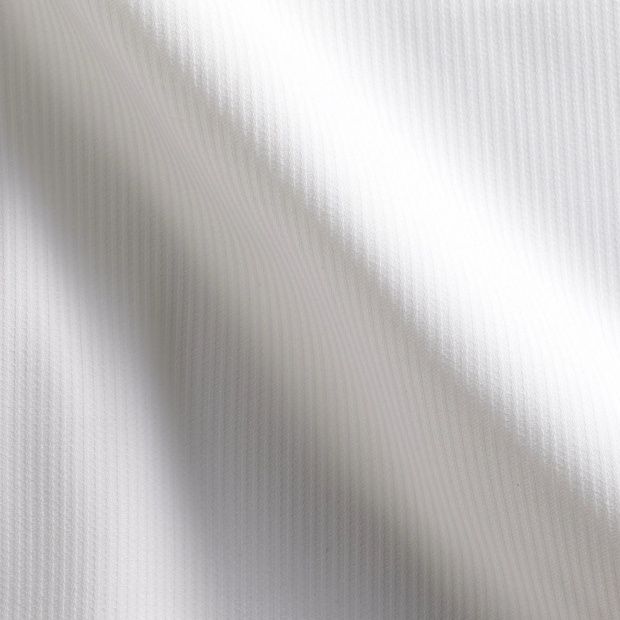 Detailaufnahme der weißen Bettwäsche Verdi - feine, schmale Streifen für luxuriöse Hotelqualität