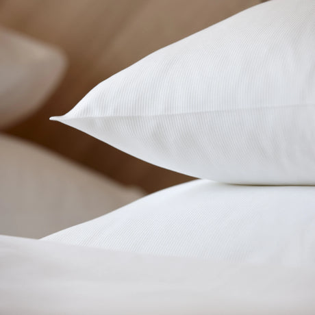 Nahaufnahme des Bettbezugs Verdi - elegantes Streifendesign für exklusive Gästezimmer