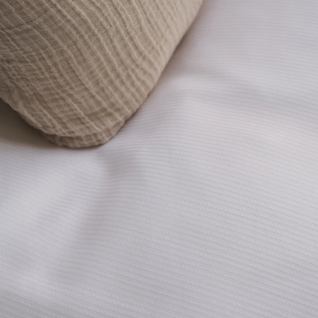 Bettwäsche mit feinen Streifen in Weiß bei Velvetana