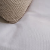 Bettwäsche mit feinen Streifen in Weiß bei Velvetana