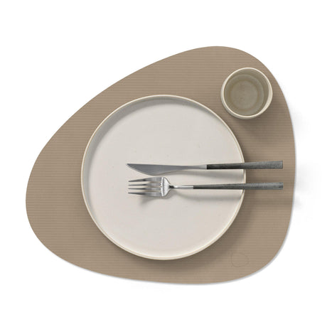 Platzset Curve in Corduroy Clay Brown aus recyceltem Leder bei Velvetana