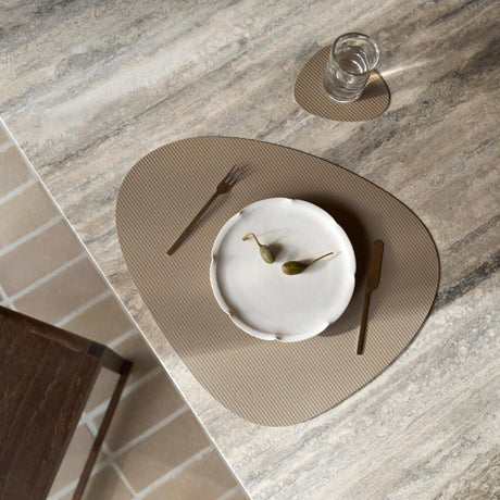 Pflegeleichtes Tischset beige mit Struktur aus Leder bei Velvetana