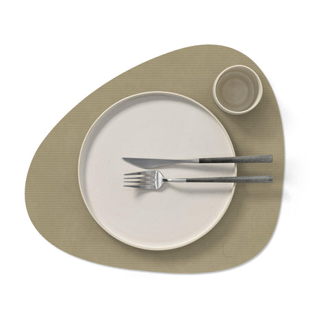 Platzset Curve in Corduroy Herbal Dust aus recyceltem Leder bei Velvetana