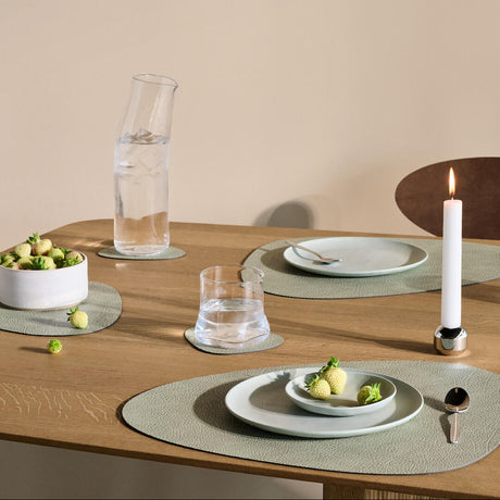 Schön gedeckter Tisch mit Tischset Curve in Hippo Olive Green bei Velvetana für modernen Look