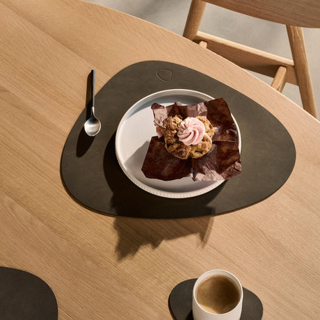 Hochwertiges Tischset in Braun bei Velvetana, perfekt für edles Hotelkonzept