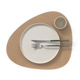 Pflegeleichtes Platzset in Nougat aus Leder in organischer Form Curve bei Velvetana