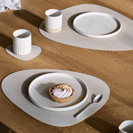 Helles Tischset aus recyceltem Leder, nachhaltig und pflegeleicht, bei Velvetana