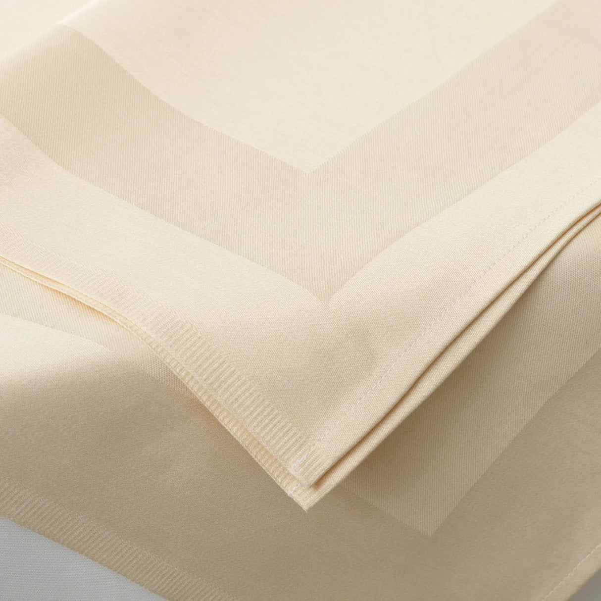 Beige Stoffserviette mit Atlaskante - dezente Eleganz für edle Tischgestaltungen bei Velvetana
