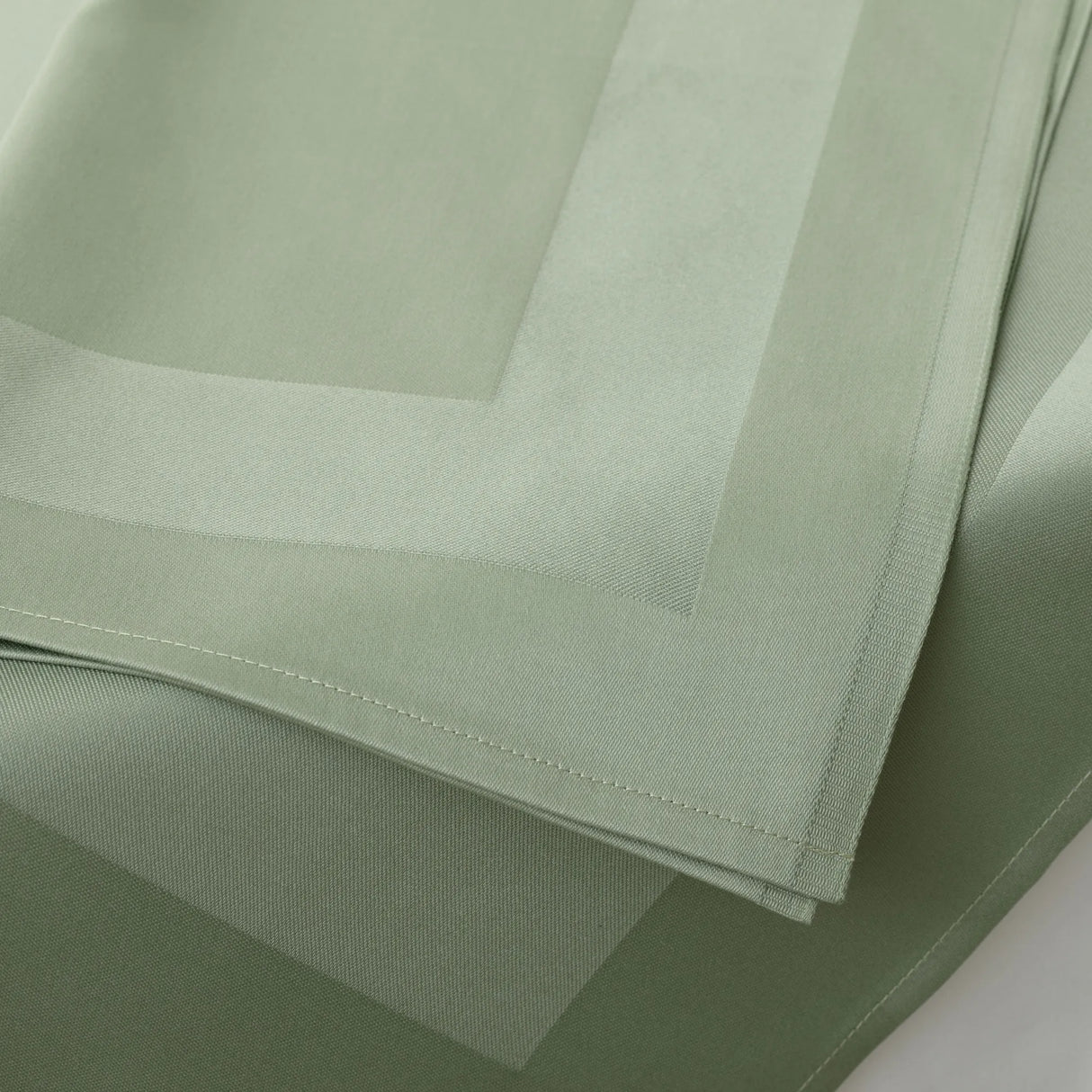 Grüne Stoffserviette mit Atlaskante - frischer Naturton für gemütliche Stuben & gehobene Tischgestaltungen