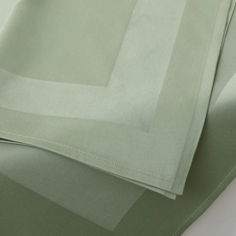 Grüne Stoffserviette mit Atlaskante - frischer Naturton für gemütliche Stuben & gehobene Tischgestaltungen