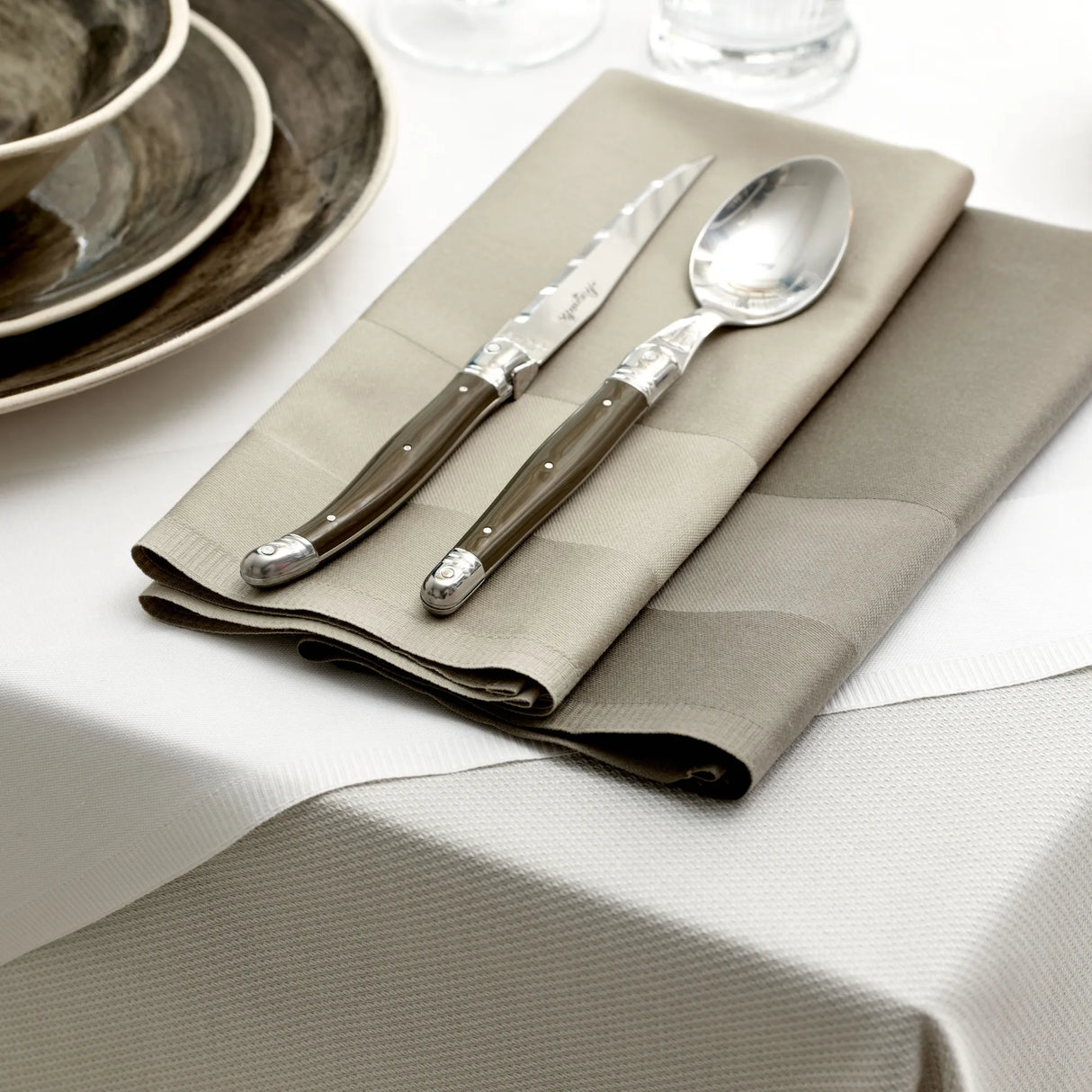 Farbe Linen & Tobacco Stoffservietten - harmonische Erdton-Kombination für edle Tischgestaltung