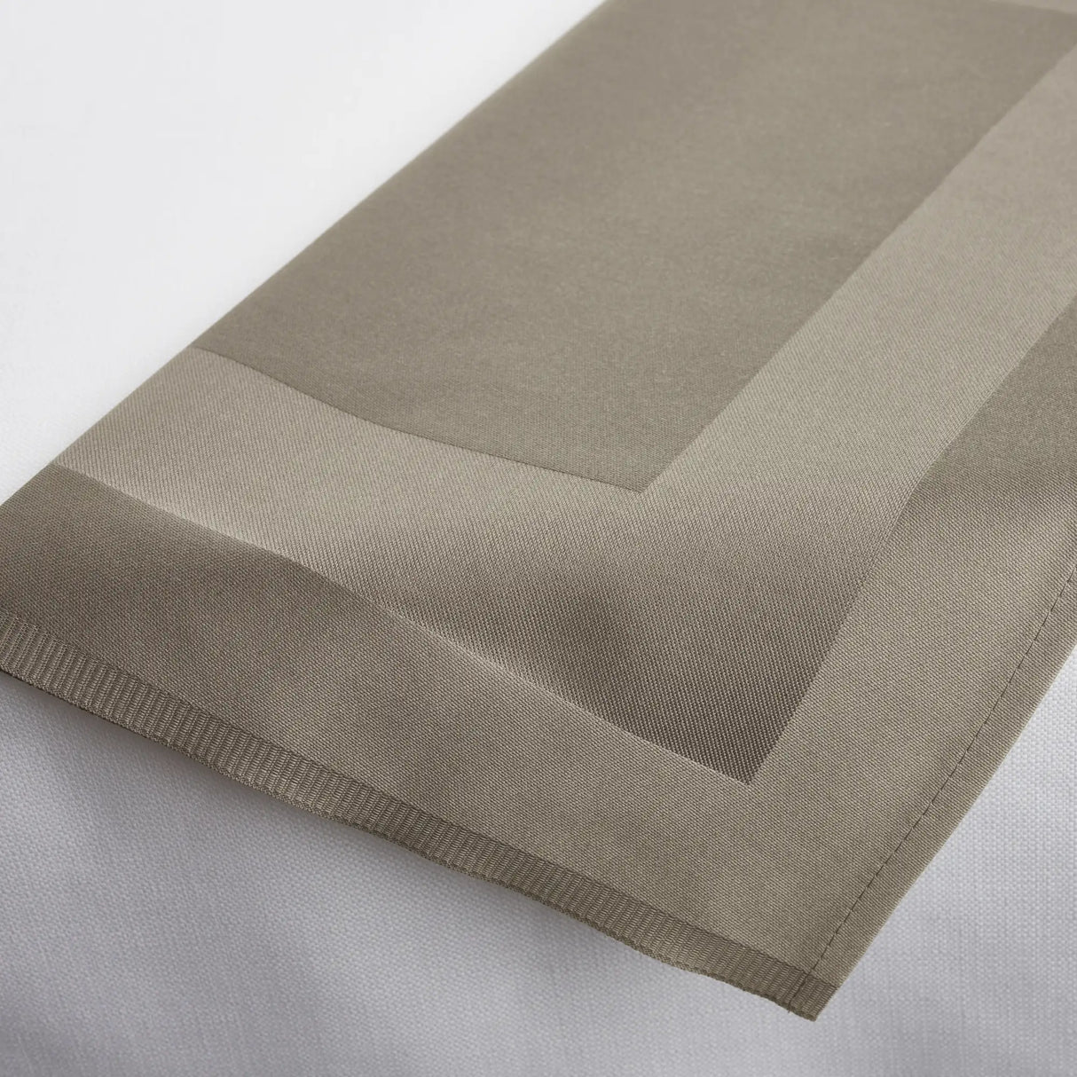 Serviette mit Atlaskante bei Velvetana - elegante, plegeleichte Stoffserviette für Gasthäuser & Restaurants